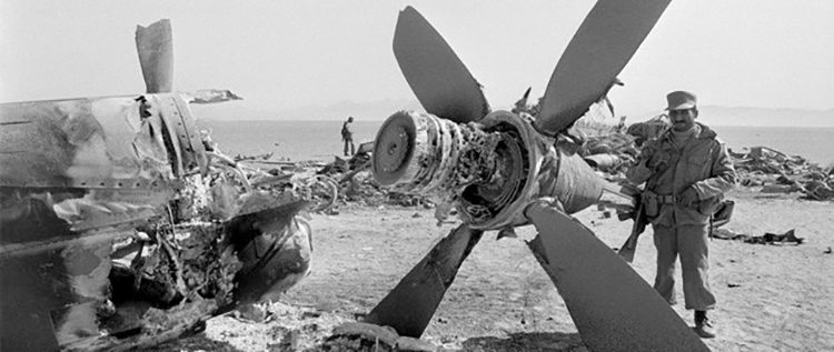 An Iranian soldier examines the wreckage of a US C-130 Hercules plane in a desert near Tabas. (File photo)